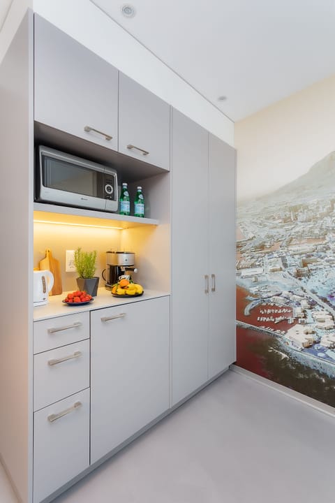 Studio, Kitchenette | Private kitchenette | Shared fridge, microwave, electric kettle