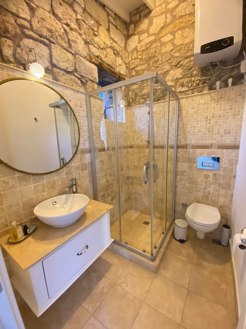 Deluxe Double Room, Garden View | Bathroom | Shower, free toiletries, hair dryer, slippers