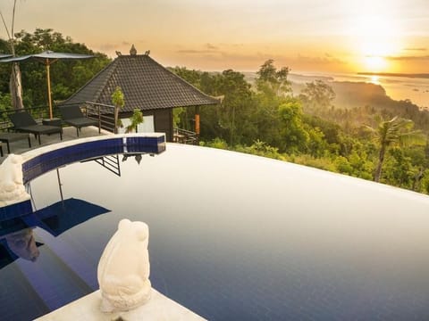 Deluxe Bungalow, Sea View | Minibar, in-room safe, desk, soundproofing