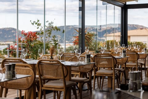 Breakfast, lunch, dinner served; French cuisine 