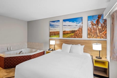 Studio Suite, 1 Queen Bed, Non Smoking | Jetted tub