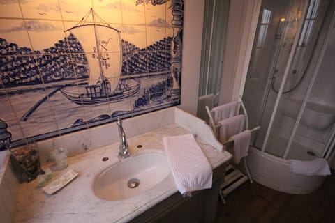 Double or Twin Room, Ensuite, Garden View (La Beauvoir) | Bathroom | Free toiletries, hair dryer, towels