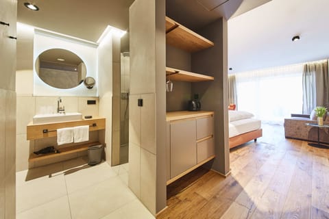 Design Double Room | Bathroom | Shower, free toiletries, hair dryer, towels
