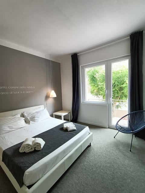 Double Room, Terrace, City View | Minibar, bed sheets