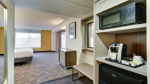 Room, 1 King Bed, Accessible, Balcony (Communications) | Desk, laptop workspace, blackout drapes, iron/ironing board