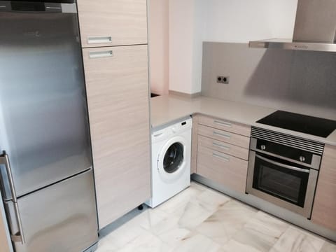 Full-size fridge, microwave, oven, stovetop