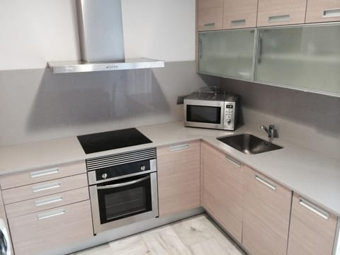 Full-size fridge, microwave, oven, stovetop