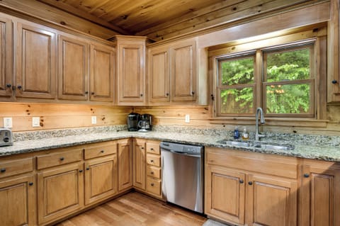 Kitchen, plenty of cabinets