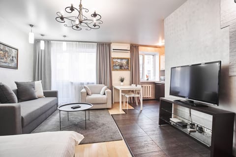 Superior Studio Apartment (Gorodskoi Val street 9) | Iron/ironing board, WiFi (free), individually decorated