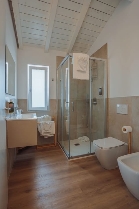 Deluxe Studio, Terrace | Bathroom | Shower, free toiletries, hair dryer, bidet