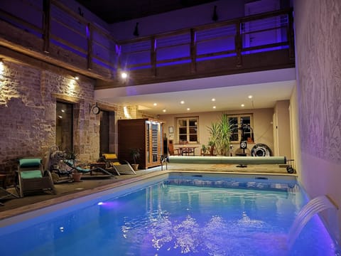 Vivez une expérience de baignade optimale dans notre piscine chauffée à 28 °