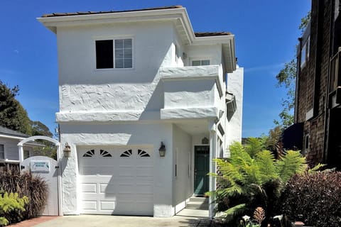 Blacks Beach Retreat , steps to Twin Lakes Beach, Free WiFi