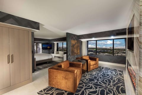 Imperial Suite, 1 King Bed, Non Smoking, Jetted Tub | Premium bedding, in-room safe, desk, laptop workspace