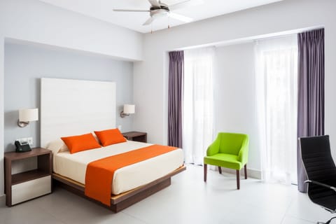 Executive Room, 1 Queen Bed | In-room safe, desk, iron/ironing board, WiFi (free)