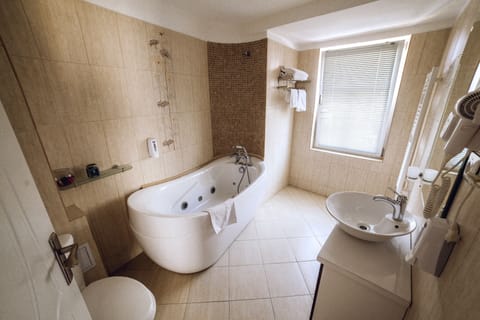 Junior Suite | Bathroom | Hair dryer, towels, shampoo