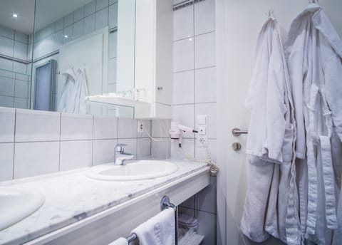 Suite, Balcony | Bathroom | Free toiletries, hair dryer, bathrobes, slippers