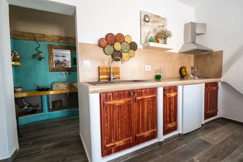 Luxury Suite (Helen of Troy) | Private kitchen | Full-size fridge, stovetop, coffee/tea maker, electric kettle