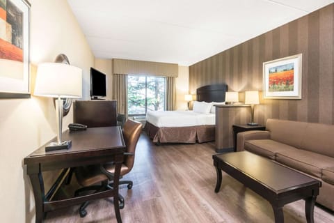 Studio Suite, 1 King Bed with Sofa bed, Non Smoking | Free WiFi, bed sheets