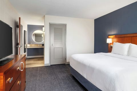 Desk, iron/ironing board, free rollaway beds, free WiFi