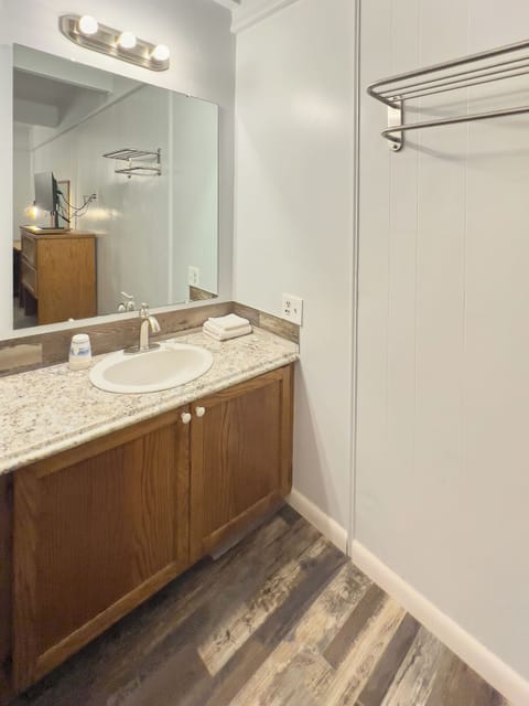 Comfort Single Room | Bathroom | Towels