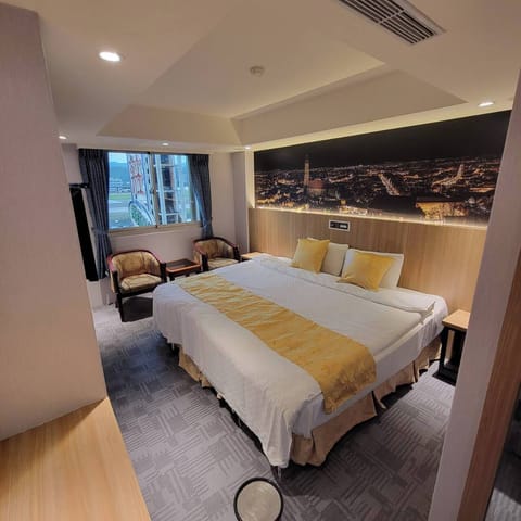 Minibar, desk, blackout drapes, soundproofing