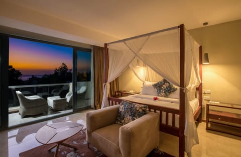 Honeymoon Suite (Superior) | Premium bedding, in-room safe, desk, laptop workspace