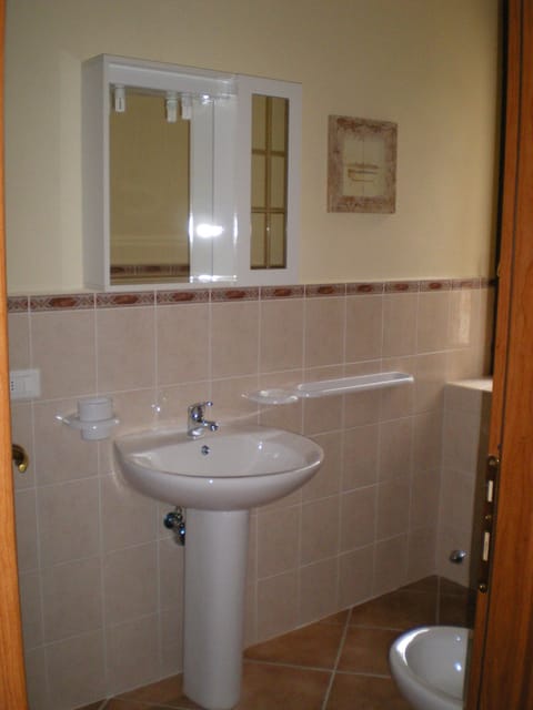 Classic Double Room | Bathroom | Shower, free toiletries, hair dryer, bidet