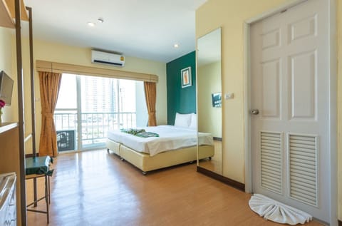 Deluxe Room | In-room safe, desk, soundproofing, rollaway beds