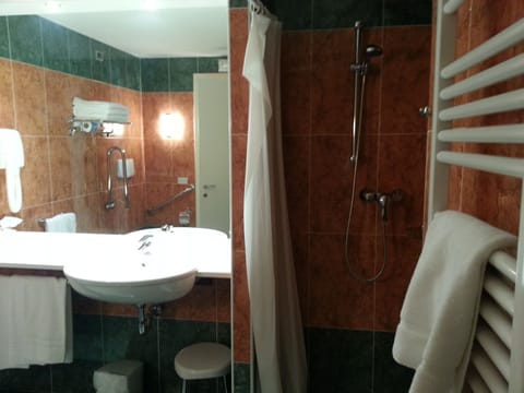 Family Quadruple Room | Minibar, in-room safe, desk, soundproofing