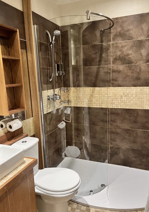 Economy Double Room, Ensuite | Bathroom