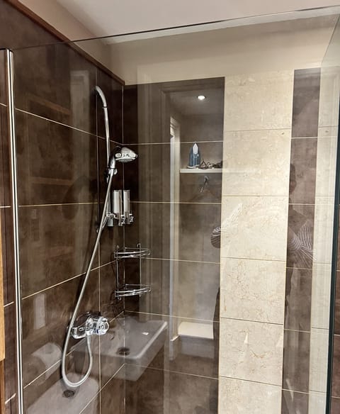 Economy Double Room, Ensuite | Bathroom