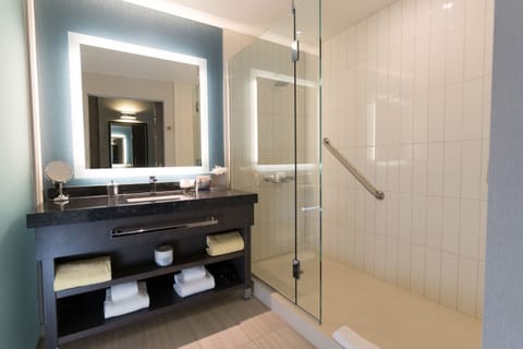 Premium bedding, in-room safe, desk, iron/ironing board