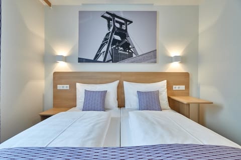 Desk, soundproofing, cribs/infant beds, free WiFi