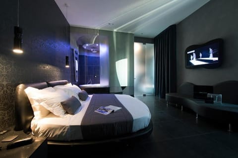 Luxury Studio, Jetted Tub | Frette Italian sheets, premium bedding, down comforters, in-room safe