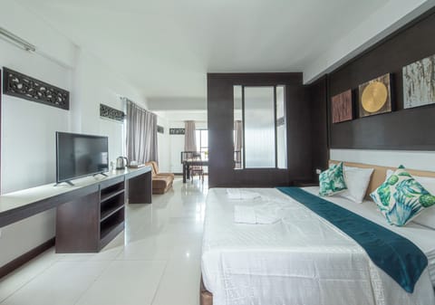 Deluxe Double Room | Minibar, desk, soundproofing, free WiFi