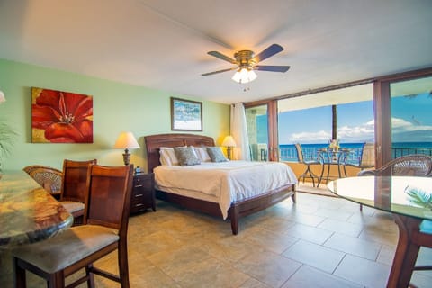 WAKE UP TO THE BREATHTAKING VIEWS OF THE OCEAN!