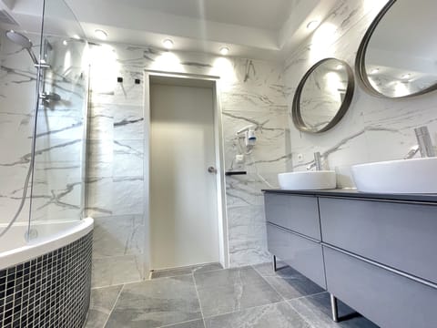 Standard Apartment, 2 Bedrooms | Bathroom | Free toiletries, hair dryer, towels, toilet paper