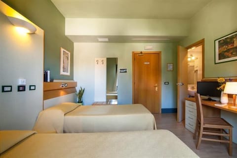 Standard Double or Twin Room | In-room safe, desk, soundproofing, free WiFi