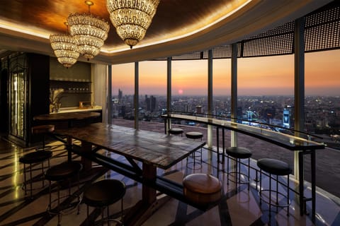 3 restaurants; breakfast, lunch, dinner, and brunch served