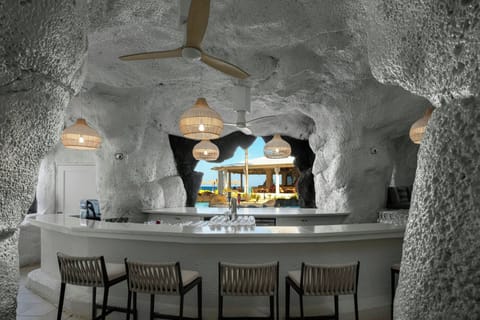 2 bars/lounges, swim-up bar, poolside bar