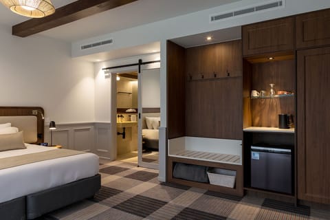 Luxury Double Room | Minibar, iron/ironing board, free WiFi, bed sheets