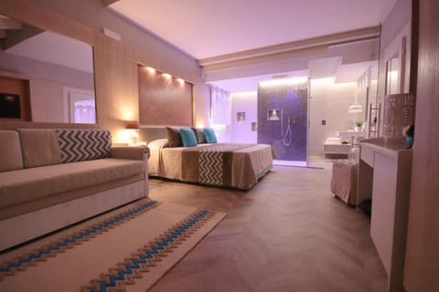 Deluxe Double Room, Hot Tub (Spa access) | Premium bedding, minibar, in-room safe, desk