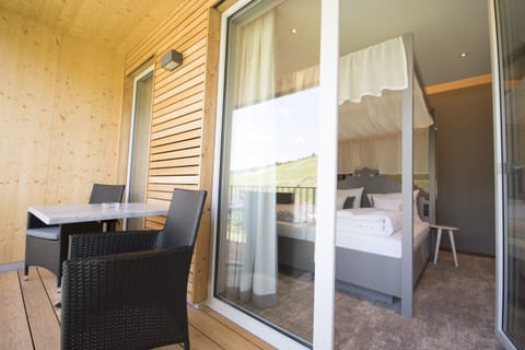 Hypo-allergenic bedding, in-room safe, iron/ironing board, bed sheets