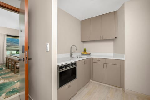 Premium bedding, in-room safe, desk, blackout drapes