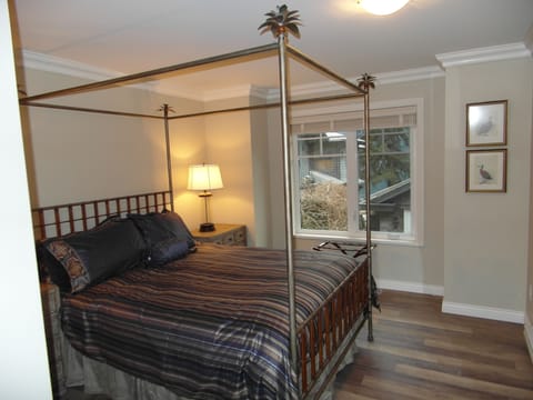 Bedroom with 4-poster bed, deluxe mattress & fine linens
