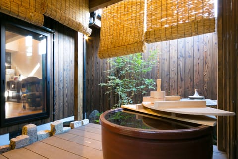 Deep soaking bathtub