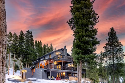 Gorgeous 5 Bedroom / 4 Bath Mountain Home with Jacuzzi and outdoor fire-pit. 