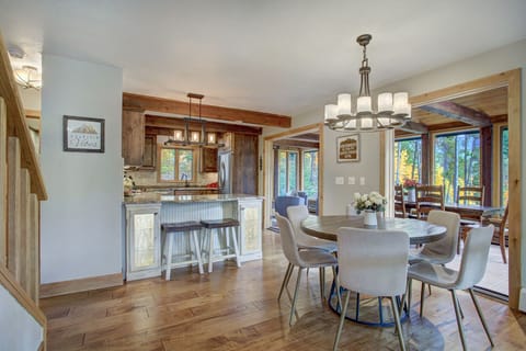 Breakfast Area and Bar