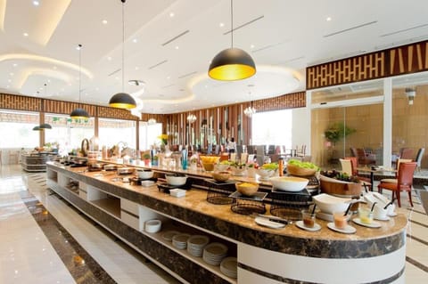 2 restaurants; breakfast, lunch, and dinner served