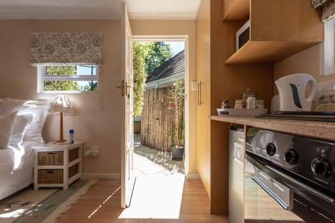 Cottage | Premium bedding, desk, iron/ironing board, free cribs/infant beds